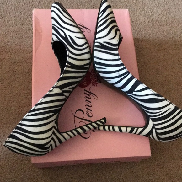 Shoes - Picture 7 of 9